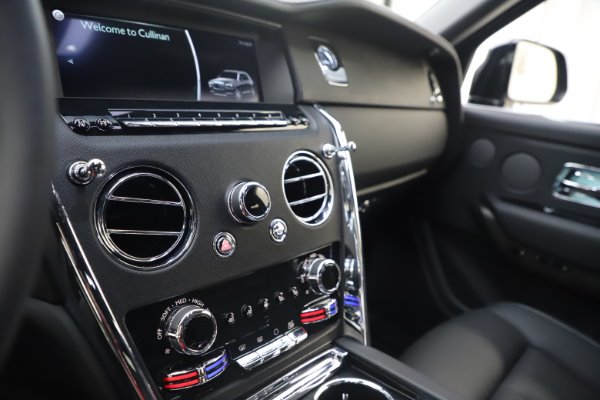 Used 2020 Rolls-Royce Cullinan for sale $244,900 at Bugatti of Greenwich in Greenwich CT 06830 21