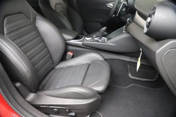 New 2020 Alfa Romeo Giulia Ti Sport Q4 for sale $51,690 at Bugatti of Greenwich in Greenwich CT 06830 24