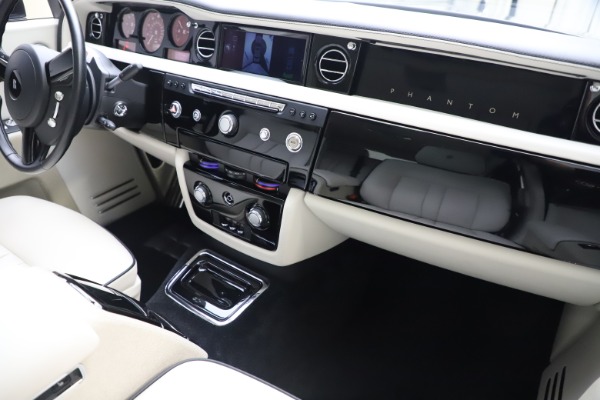 Used 2013 Rolls-Royce Phantom for sale Sold at Bugatti of Greenwich in Greenwich CT 06830 23