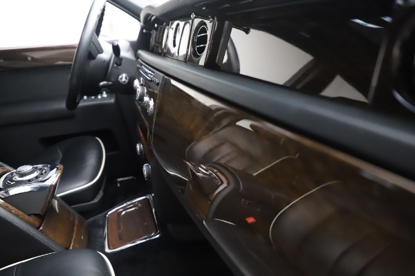 Used 2014 Rolls-Royce Phantom for sale $189,900 at Bugatti of Greenwich in Greenwich CT 06830 25