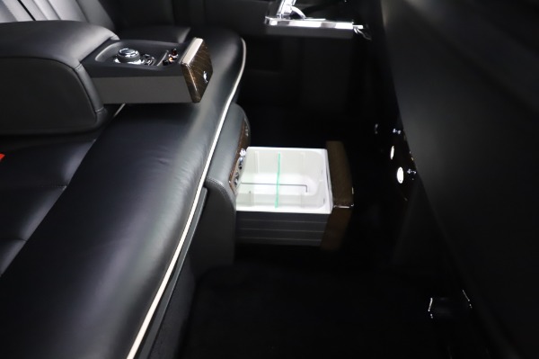 Used 2014 Rolls-Royce Phantom for sale $189,900 at Bugatti of Greenwich in Greenwich CT 06830 27