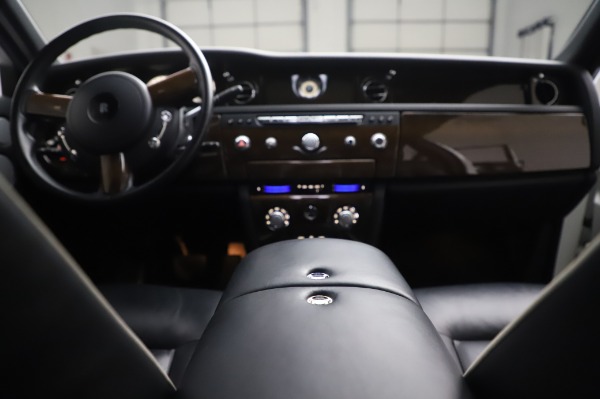 Used 2014 Rolls-Royce Phantom for sale $189,900 at Bugatti of Greenwich in Greenwich CT 06830 28