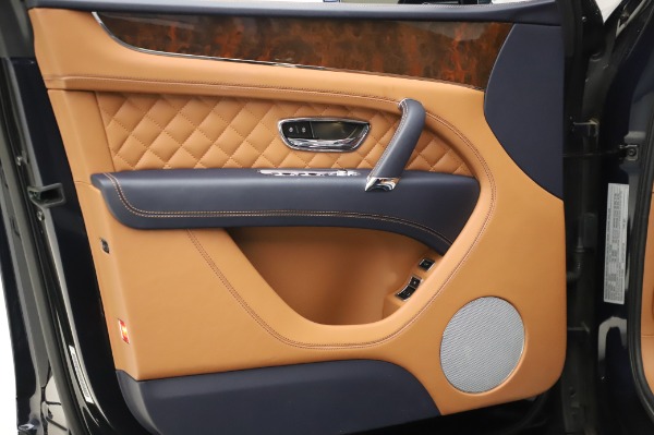 Used 2018 Bentley Bentayga W12 Signature Edition for sale Sold at Bugatti of Greenwich in Greenwich CT 06830 16