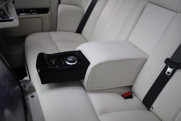 Used 2014 Rolls-Royce Phantom for sale Sold at Bugatti of Greenwich in Greenwich CT 06830 26