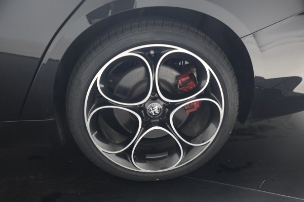 Used 2022 Alfa Romeo Giulia Veloce for sale $27,900 at Bugatti of Greenwich in Greenwich CT 06830 23