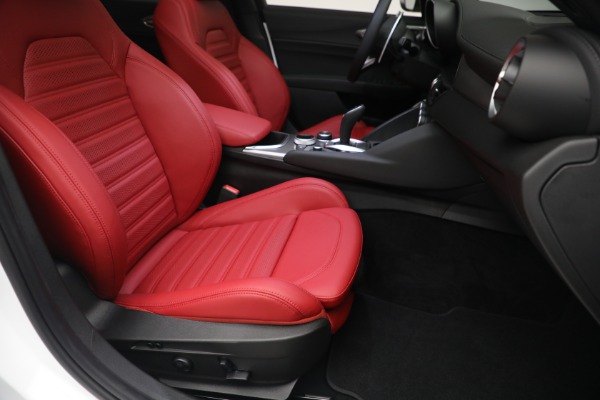 New 2023 Alfa Romeo Giulia Veloce for sale $55,860 at Bugatti of Greenwich in Greenwich CT 06830 23