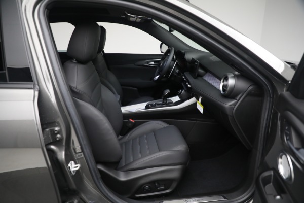 Used 2024 Alfa Romeo Tonale Hybrid Veloce for sale $28,900 at Bugatti of Greenwich in Greenwich CT 06830 20