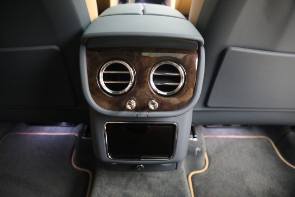 New 2023 Bentley Bentayga Hybrid for sale $250,740 at Bugatti of Greenwich in Greenwich CT 06830 26
