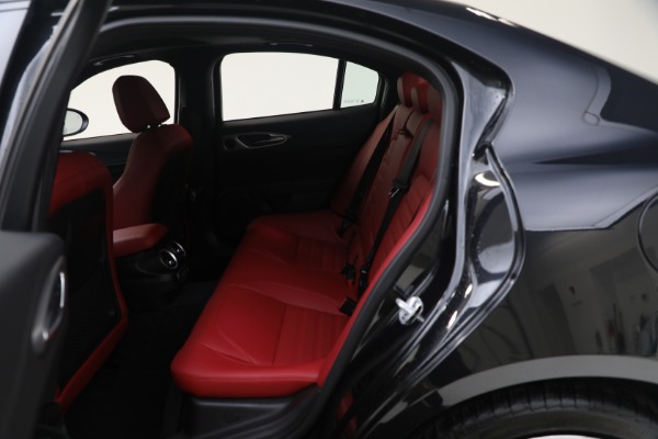 New 2024 Alfa Romeo Giulia Veloce for sale $55,350 at Bugatti of Greenwich in Greenwich CT 06830 27