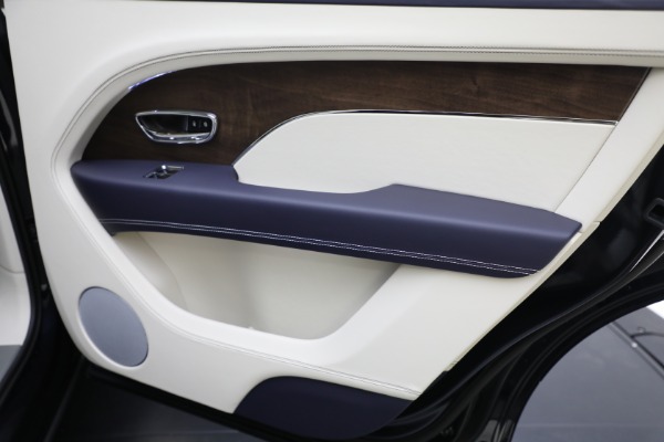 Used 2024 Bentley Bentayga EWB V8 for sale $204,900 at Bugatti of Greenwich in Greenwich CT 06830 28