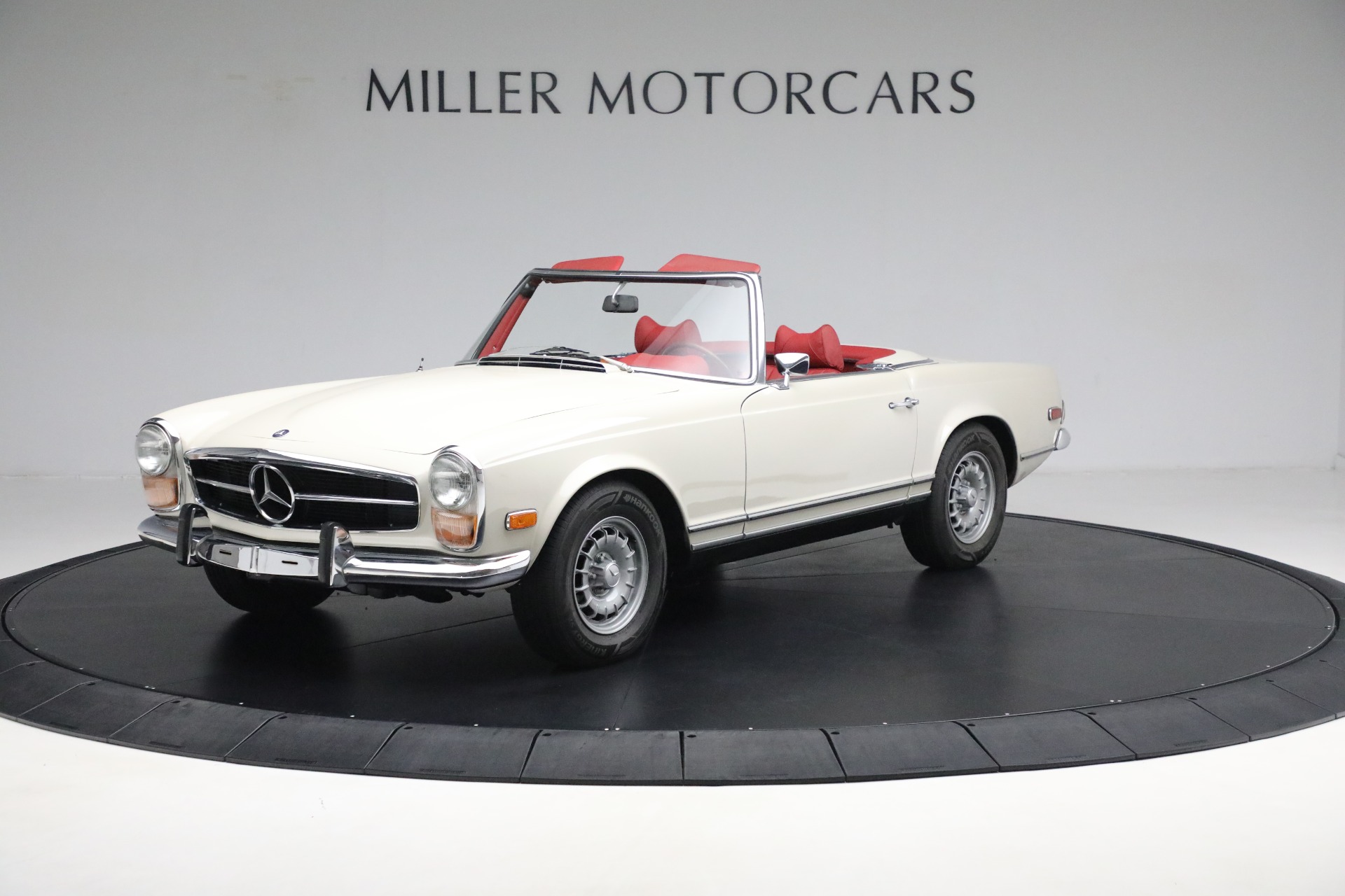 Used 1970 Mercedes-Benz 280 SL for sale Sold at Bugatti of Greenwich in Greenwich CT 06830 1