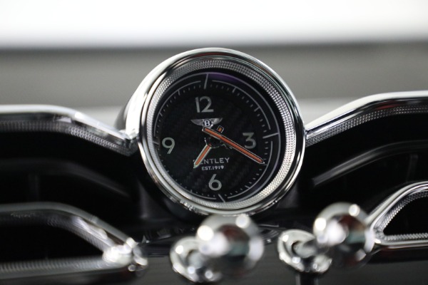 Used 2025 Bentley Bentayga EWB Azure V8 for sale $259,900 at Bugatti of Greenwich in Greenwich CT 06830 20