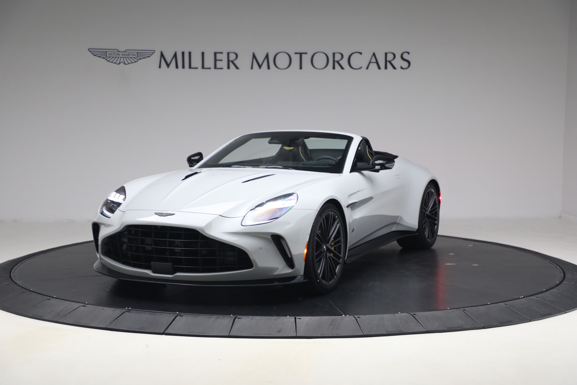New 2026 Aston Martin Vantage S Roadster for sale $261,400 at Bugatti of Greenwich in Greenwich CT 06830 1