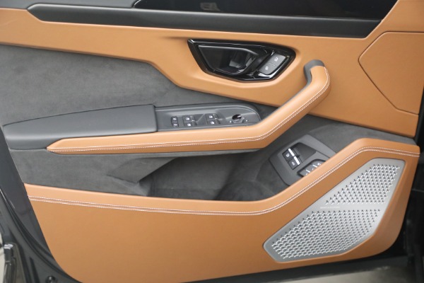 Used 2025 Lamborghini Urus SE for sale $305,900 at Bugatti of Greenwich in Greenwich CT 06830 27