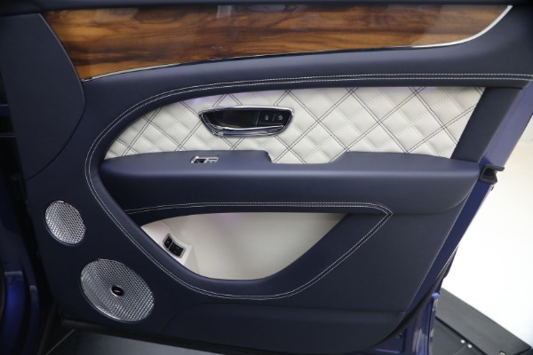 Used 2022 Bentley Bentayga V8 for sale $129,900 at Bugatti of Greenwich in Greenwich CT 06830 28