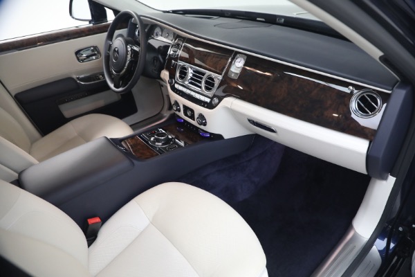 Used 2014 Rolls-Royce Ghost for sale $139,900 at Bugatti of Greenwich in Greenwich CT 06830 26