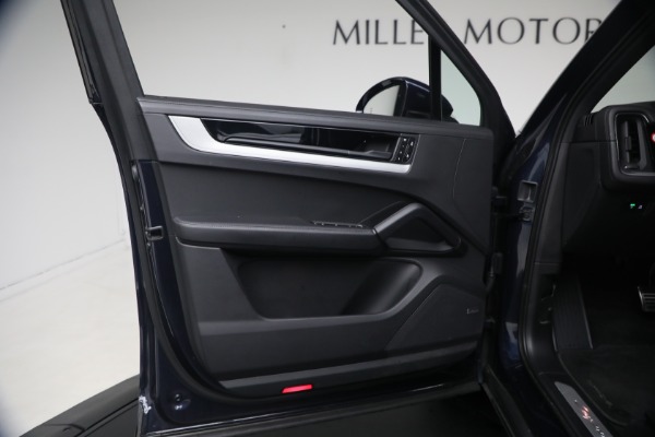 Used 2024 Porsche Cayenne S for sale $79,900 at Bugatti of Greenwich in Greenwich CT 06830 28