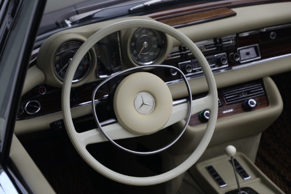 Used 1971 Mercedes-Benz 280SE 3.5 Cabriolet for sale $475,000 at Bugatti of Greenwich in Greenwich CT 06830 23