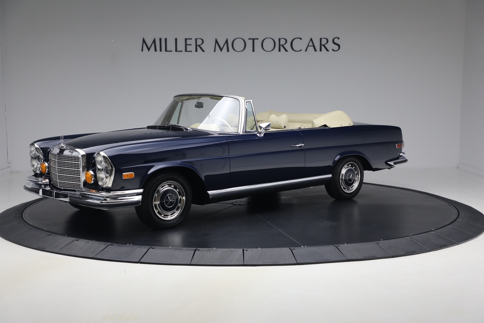 Used 1971 Mercedes-Benz 280SE 3.5 Cabriolet for sale $475,000 at Bugatti of Greenwich in Greenwich CT 06830 1